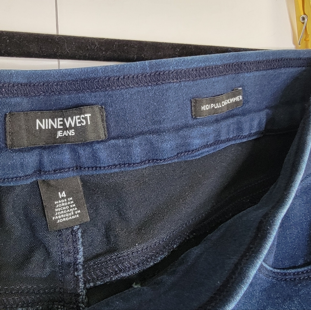 Nine West Pull-On Denim Bermuda Shorts Size 14 Dark Wash Stretch - Picture 4 of 9